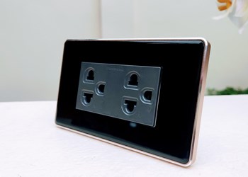Ổ cắm mặt kính đen viền nhôm